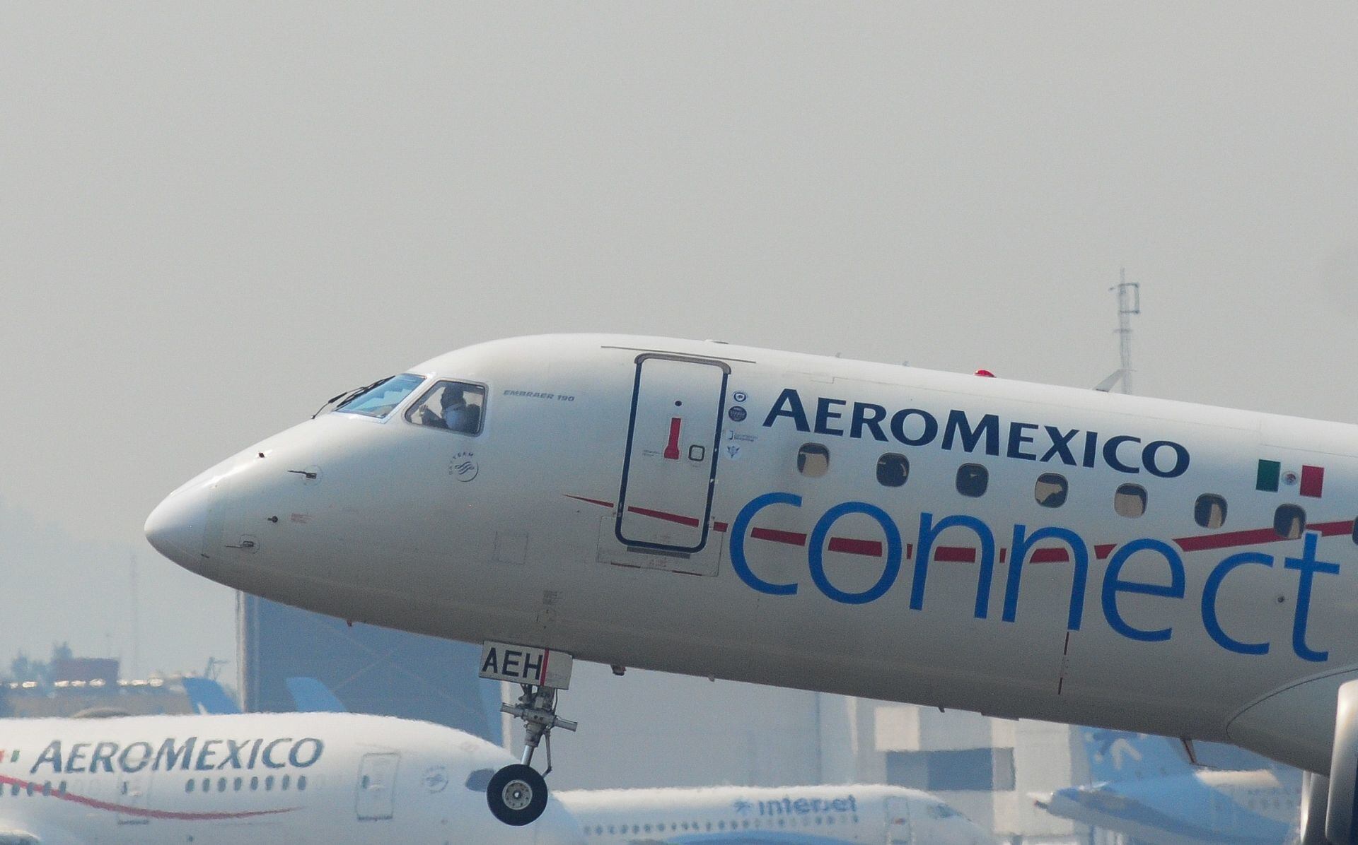 Un avión de Aeromexico se dispone a despegar del AICM.