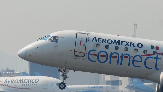 Un avión de Aeromexico se dispone a despegar del AICM.