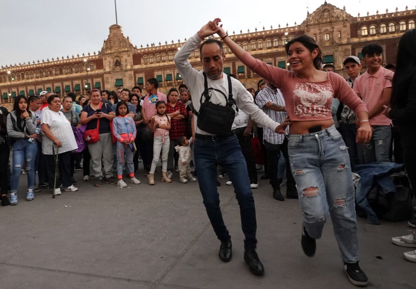 Ni la lluvia ni la contingencia ambiental lograron detener el baile sonidero en el Zócalo capitalino