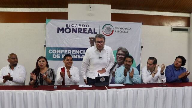 Ricardo Monreal sostuvo una reunión con ediles y militantes morenistas durante su visita a Oaxaca.