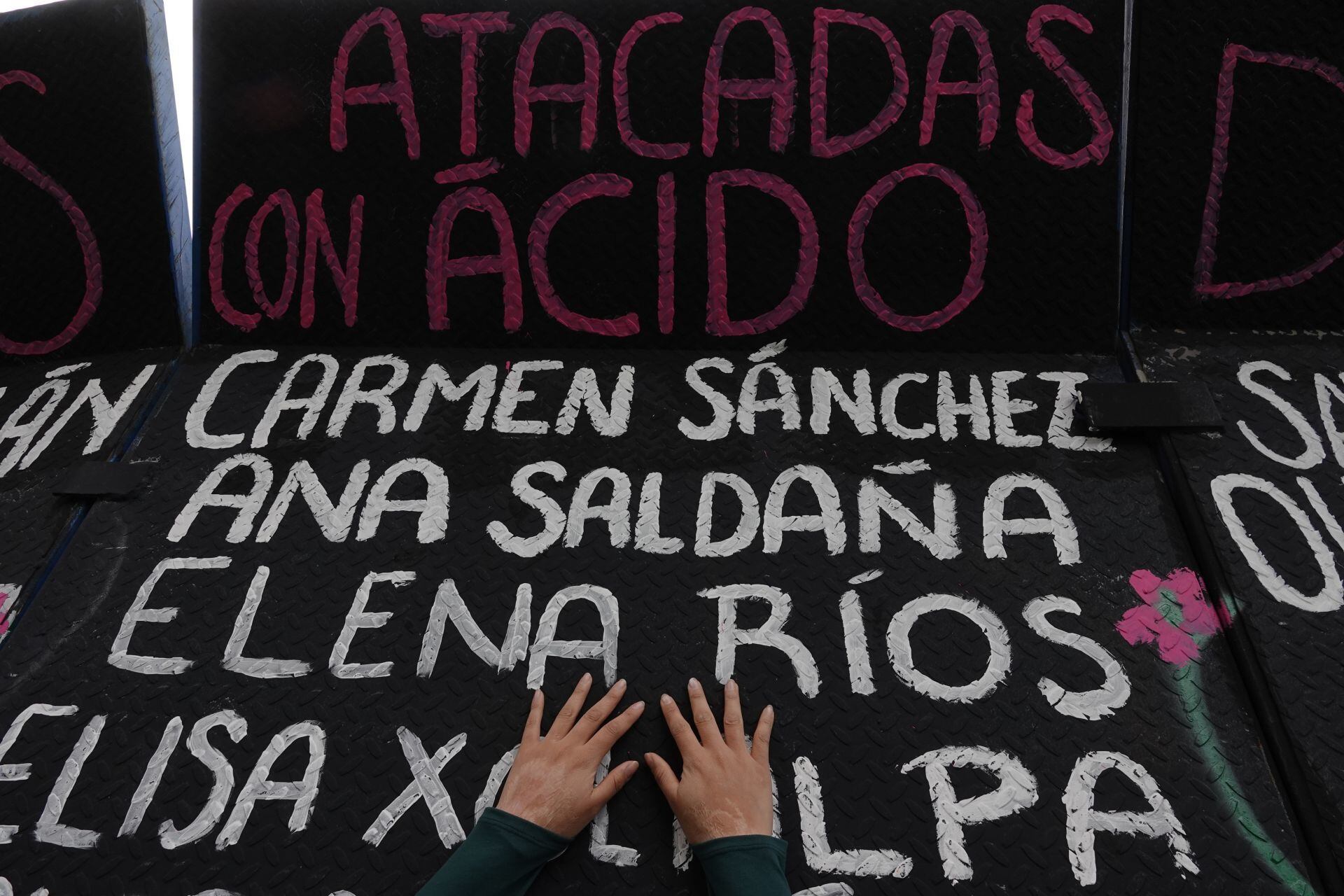 Protesta por ataque de ácido contra la saxofonista María Elena Ríos.