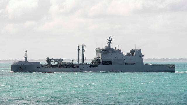 Barco con agua potable para Tonga