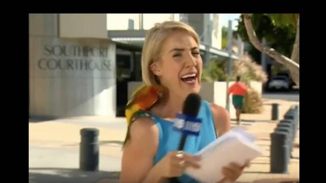 Loro se posa sobre reportera.