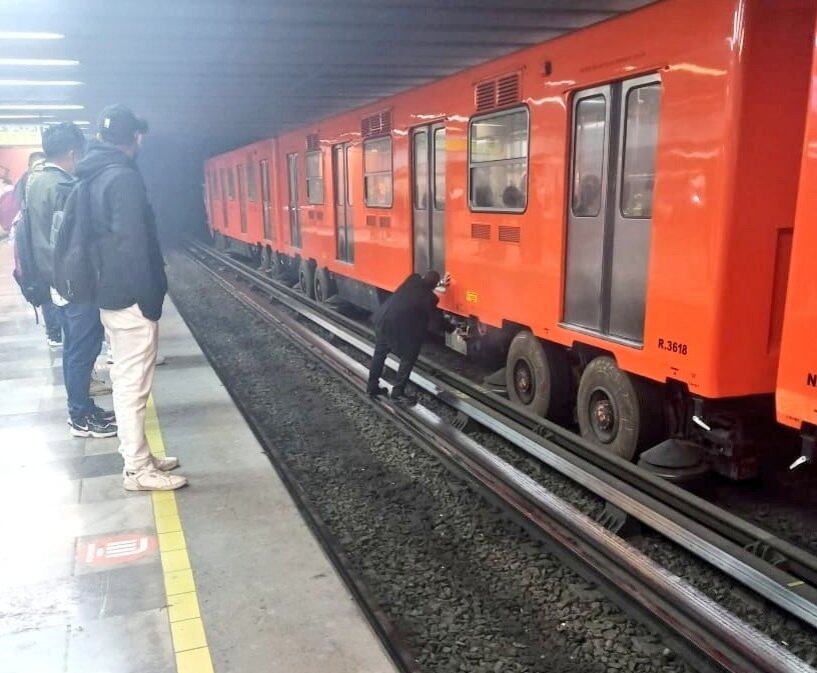 Tren de la Línea 9 del Metro CDMX es retirado para su revisión
