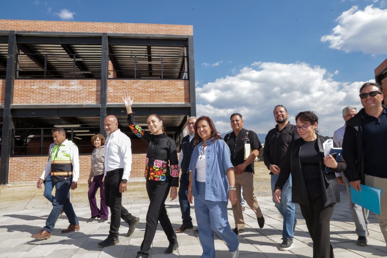 Claudia Sheinbaum y Lorena Cuéllar anuncian apertura de Universidad Rosario Castellanos en Tlaxcala.