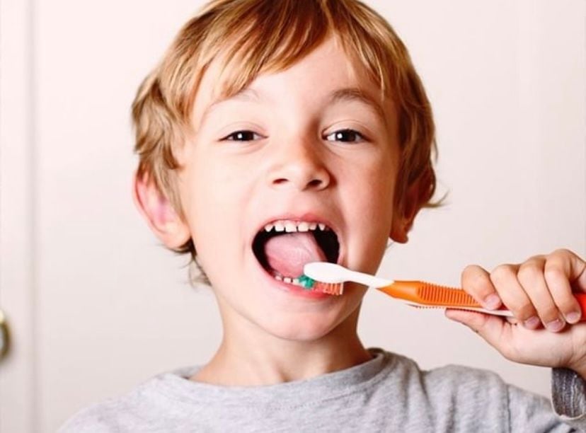 Niño lavando sus dientes