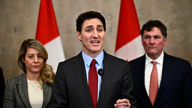 Justin Trudeau responde con aranceles de 245% a Estados Unidos