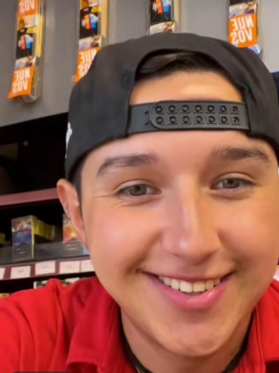 cajero del Oxxo revela promociones