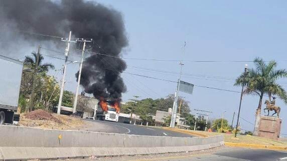 Secuestran e incendian al menos 10 vehículos en Michoacán