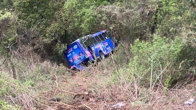 Camión cayó en una barranca