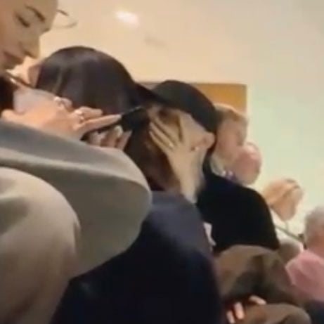 Peso Pluma y Kenia Os se besan en el Super Bowl 2025.