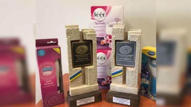 El kit que venía con el trofeo.