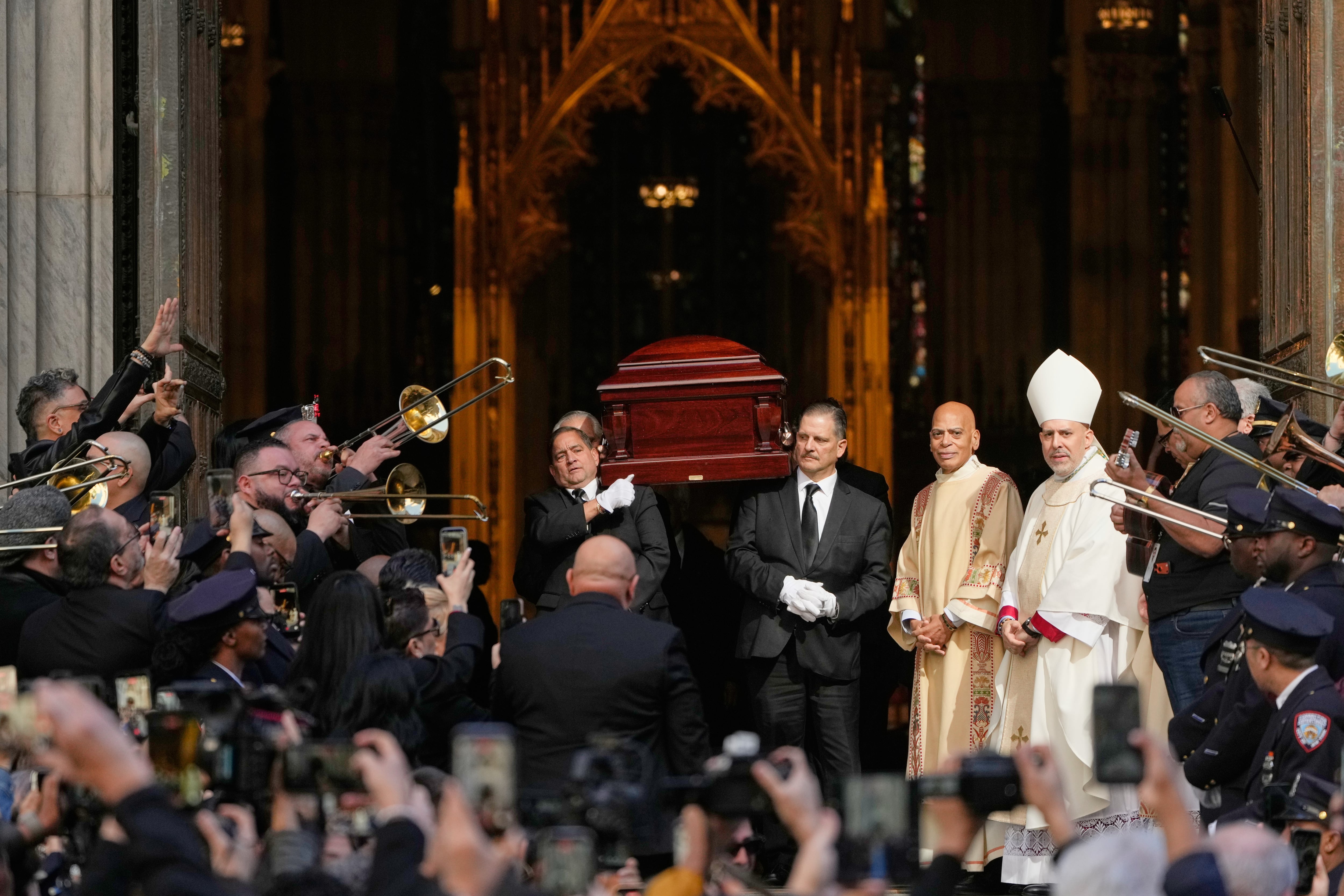 Trombonistas despiden a Willie Colón durante su funeral en Nueva York