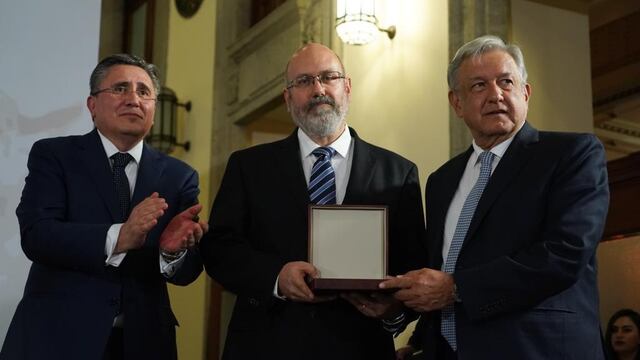 El presidente entregó el premio nacional a Héctor Fix-Fierro, hijo del galardonado Fix Zamudio.