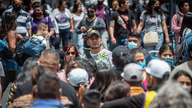 Personas pasean en CDMX