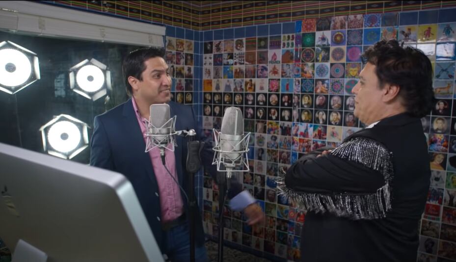 Juan Gabriel y Julión Álvarez en el video de 'La Frontera'.
