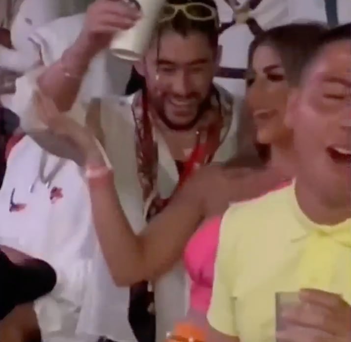Bad Bunny con tercera mujer