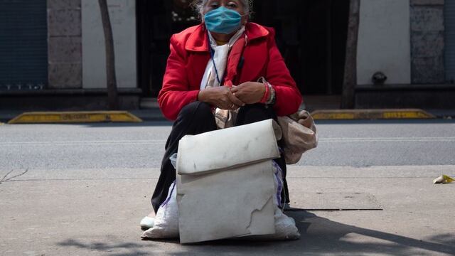 Mujer adulta con cubrebocas