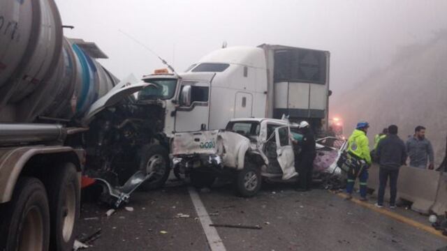 El acceso de los cuerpos de emergencia a la zona es complicado debido a que la autopista se encuentra totalmente paralizada.