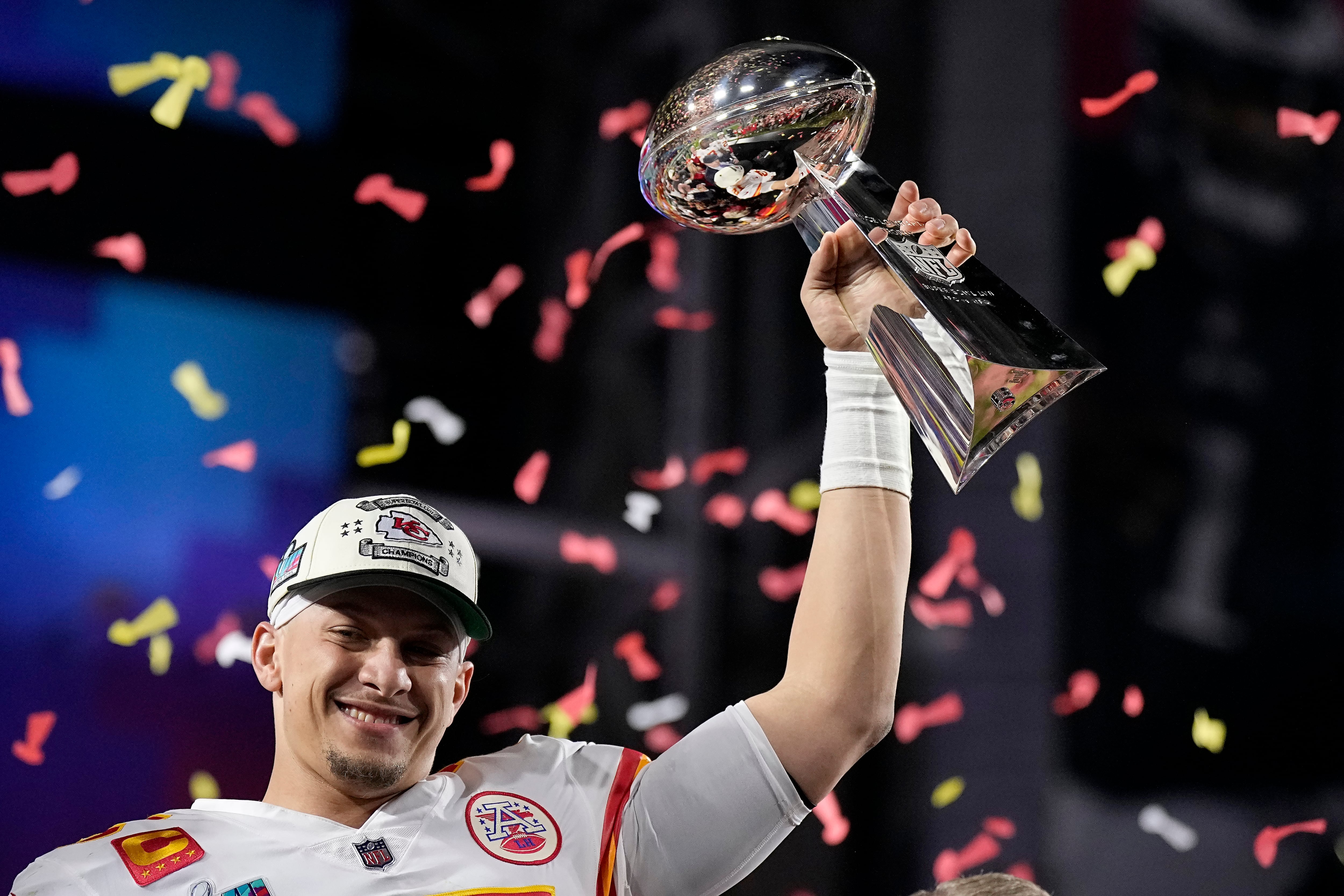 Patrick Mahomes sostiene el trofeo del Super Bowl tras el triunfo de los Kansas City Chiefs