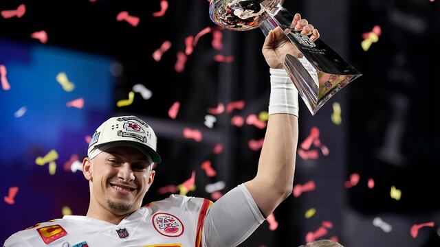 Patrick Mahomes sostiene el trofeo del Super Bowl tras el triunfo de los Kansas City Chiefs