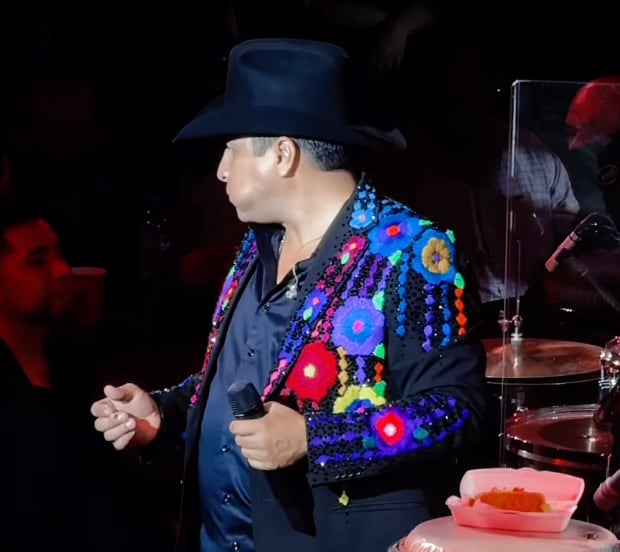 Julión Álvarez se comió un hot dog en medio de un concierto