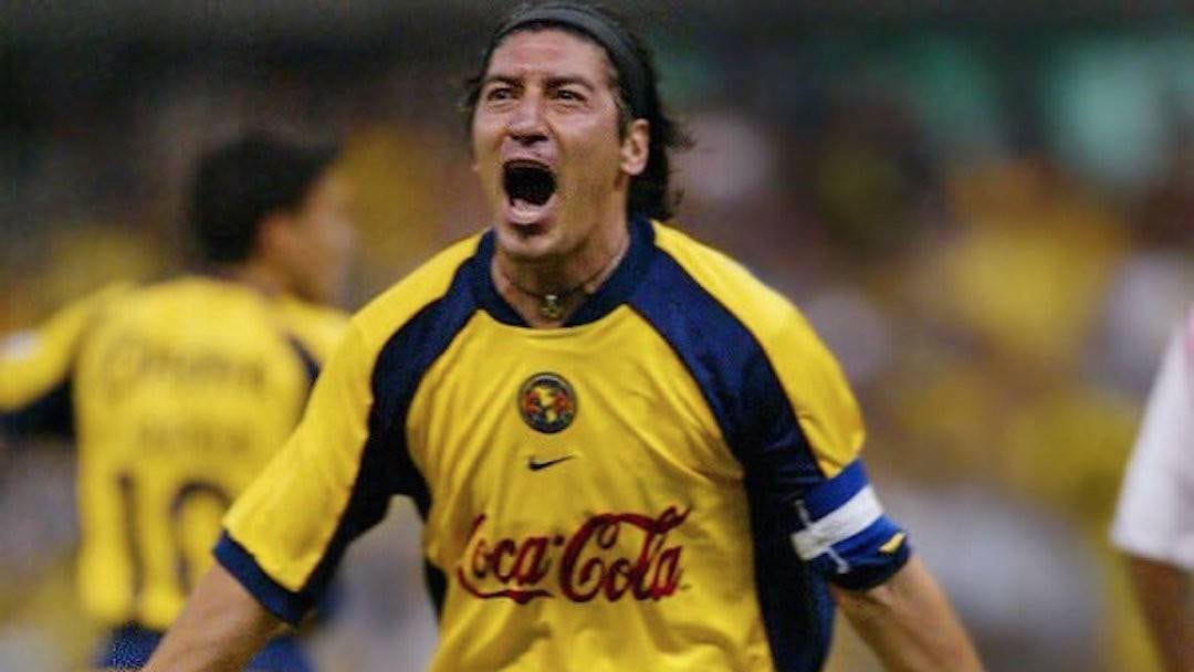 Zamorano festeja gol con América.