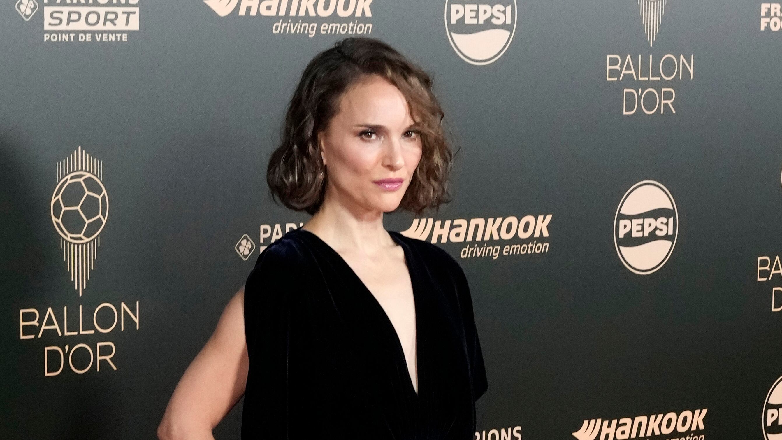 Natalie Portman se burló del Real Madrid en el Balón de Oro; es muy aficionada al futbol