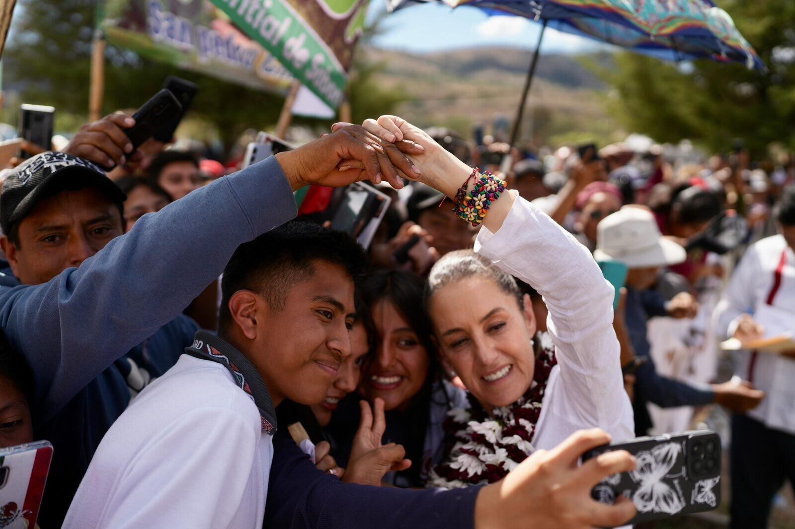 En Oaxaca, presidenta Claudia Sheinbaum es arropada por el cariño de cientos de personas