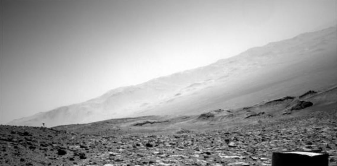 Extraña silueta sobre el horizonte de Marte