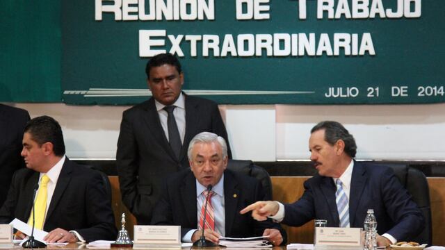 Marco Antonio Bernal, presidente de la Comisión de Energía de la Cámara de Diputados, acompañado de Juan Bueno Torio diputado del PAN y Luis Espinoza Cházaro, diputado del PRD durante la discusión del primer dictamen de la legislación secundaria en materia energética. Foto: Saúl López / Cuartoscuro