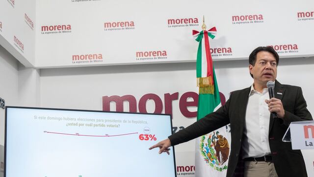 Mario Delgado, dirigente nacional de Morena, muestra una gráfica en donde asegura que su partido esta arriba en la preferencias electorales para elegir al Presidente de la República