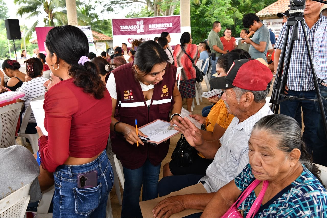 Javier May anuncia tabletas para estudiantes en gira por Tabasco.