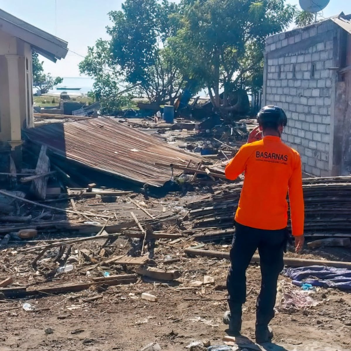 Sube a 53 la cifra de muertos por terremoto en Indonesia; continúan labores de rescate