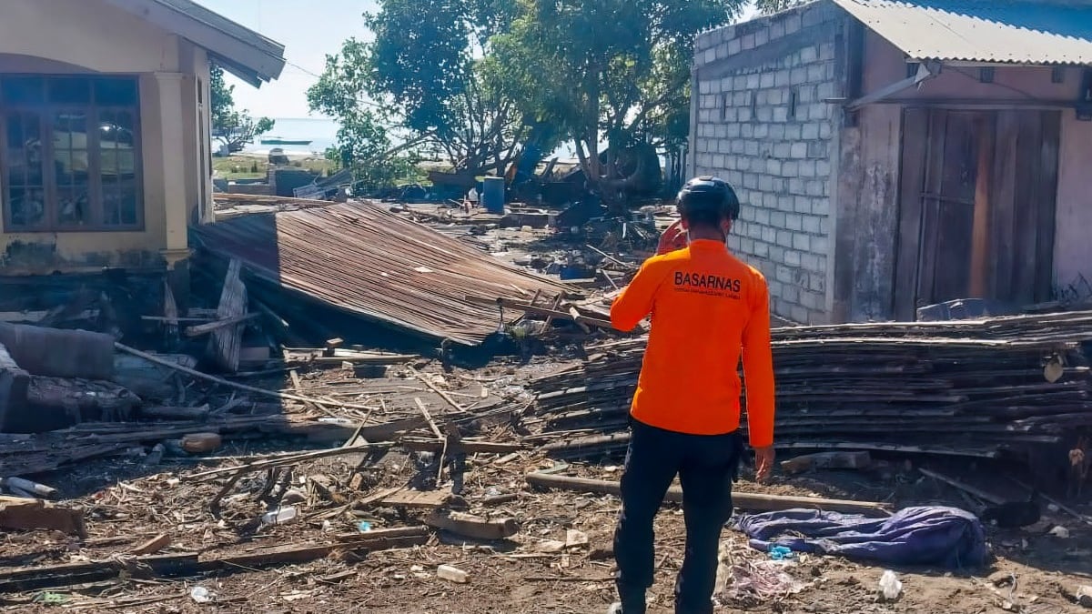 Sube a 53 la cifra de muertos por terremoto en Indonesia; continúan labores de rescate