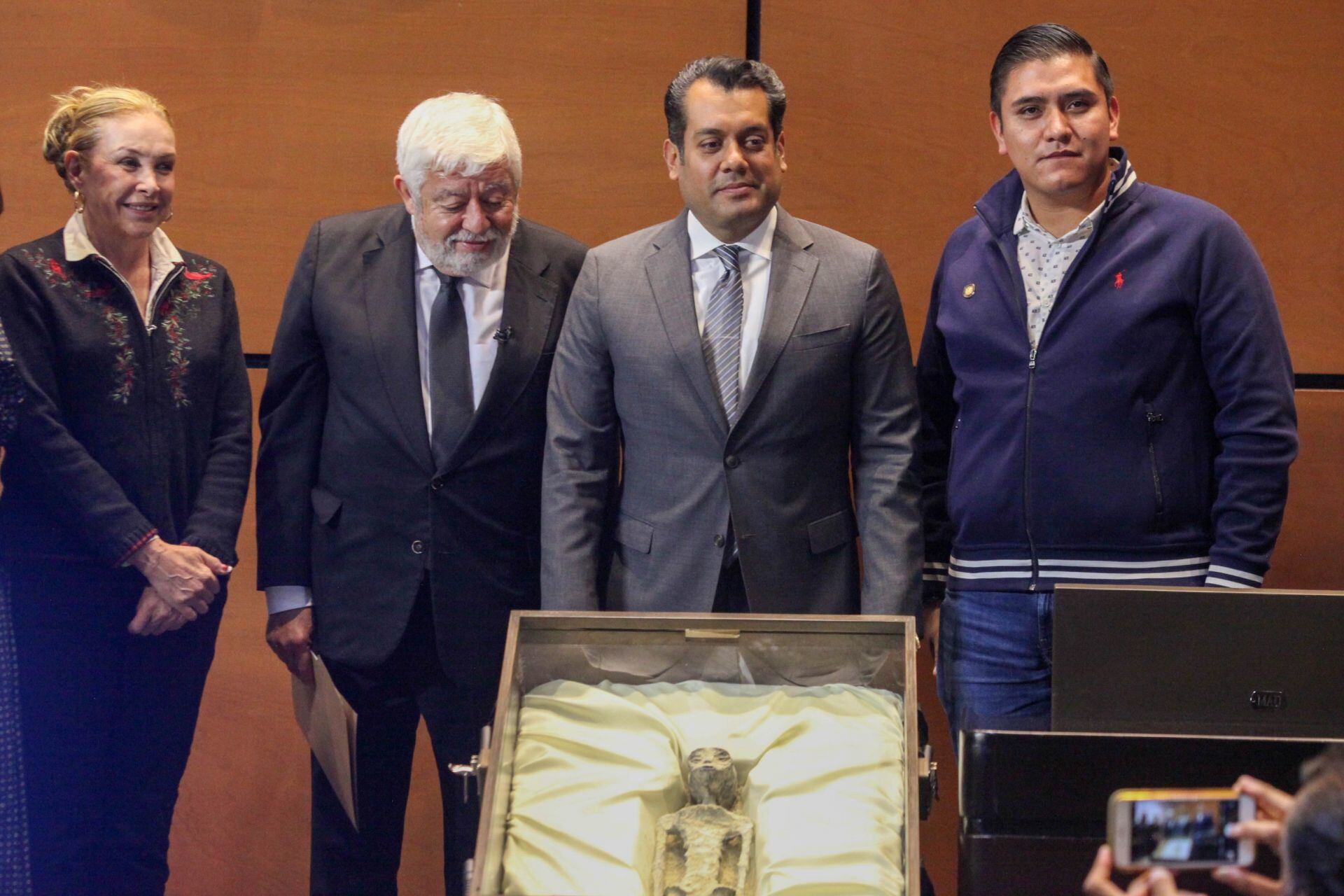 Jaime Maussan, presentó el un cuerpo de un ser no humano en la Cámara de Diputados