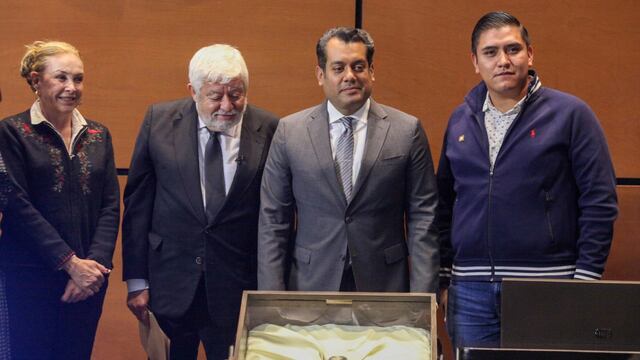 Jaime Maussan, presentó el un cuerpo de un ser no humano en la Cámara de Diputados