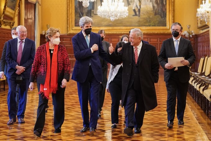 AMLO y John Kerry
