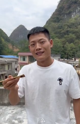Influencer que comió una avispa viva