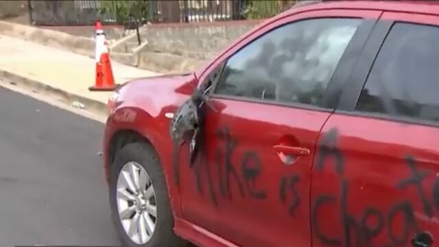 Carro rayado con mensaje para 'Mike'