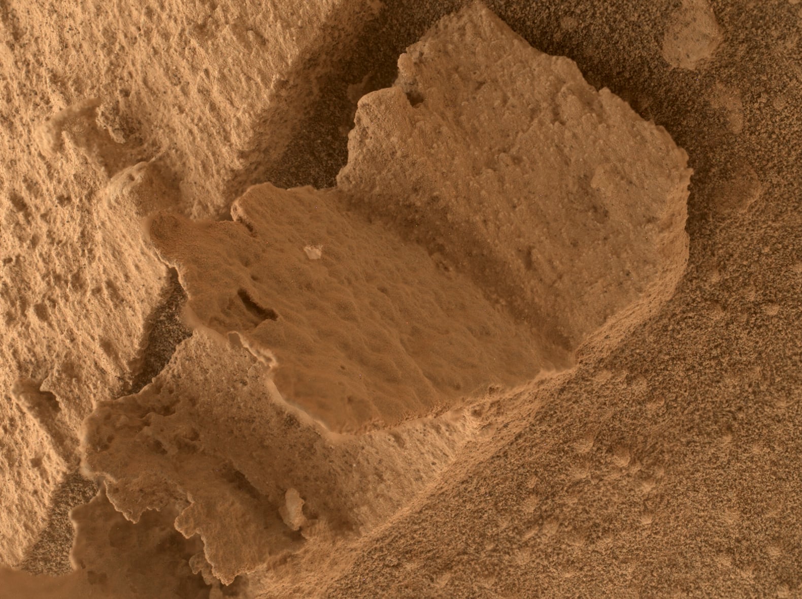 NASA capta una roca con forma de libro en Marte