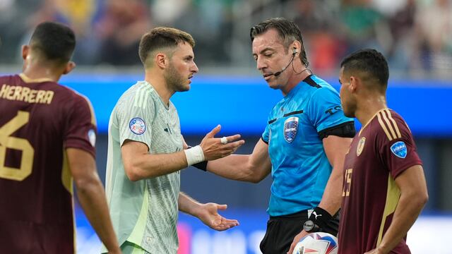 Santiago Giménez en el México vs Venezuela..