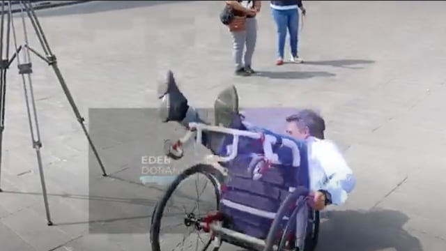 Sergio Mayer se cae de silla de ruedas