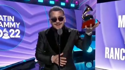 Christian Nodal le dedica su Latin Grammy 2022 a Cazzu