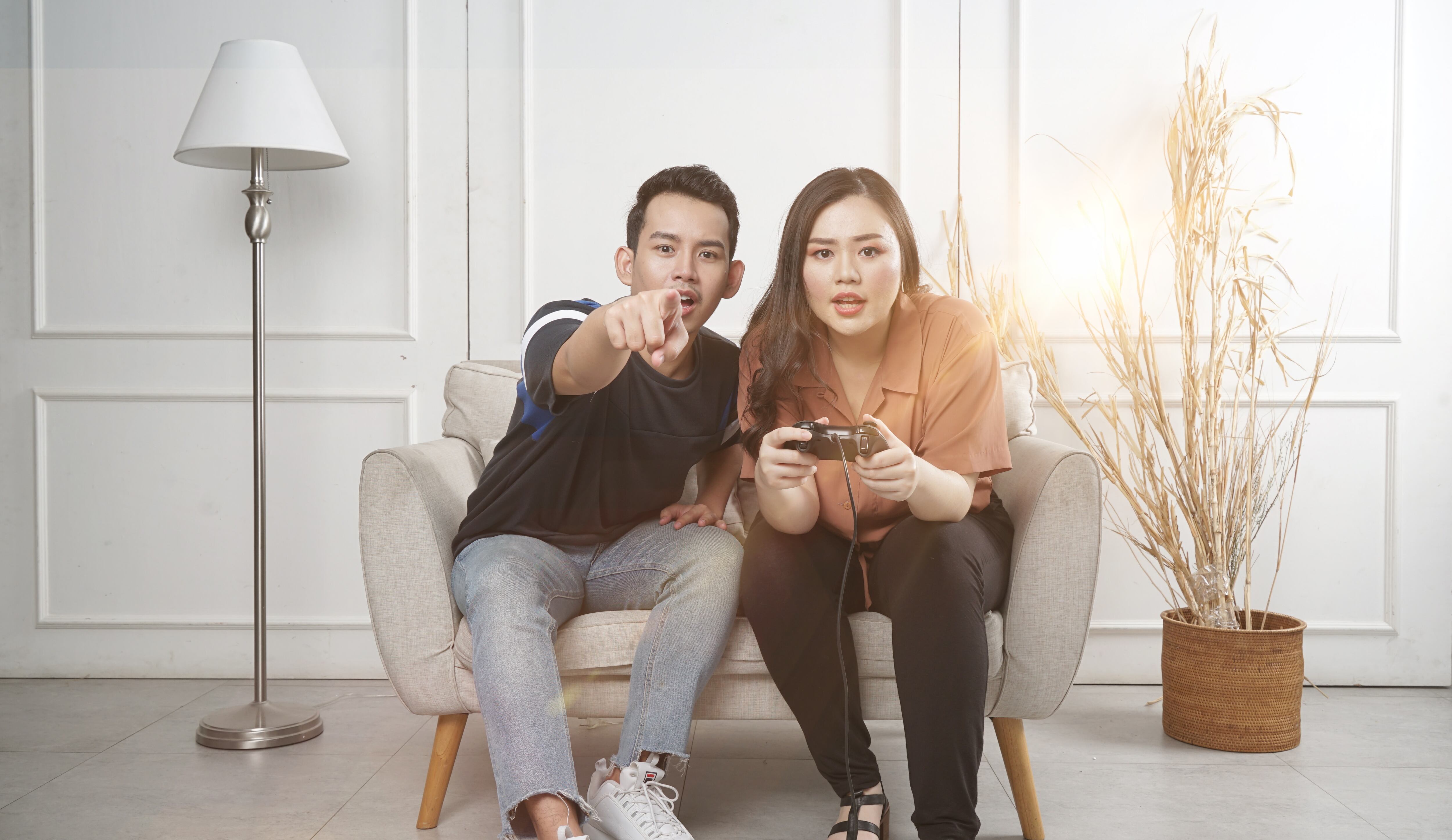 Pareja jugando videojuegos