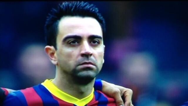 Xavi Hernández muy emocionado en el minuto de silencio en honor a Luis Aragonés.