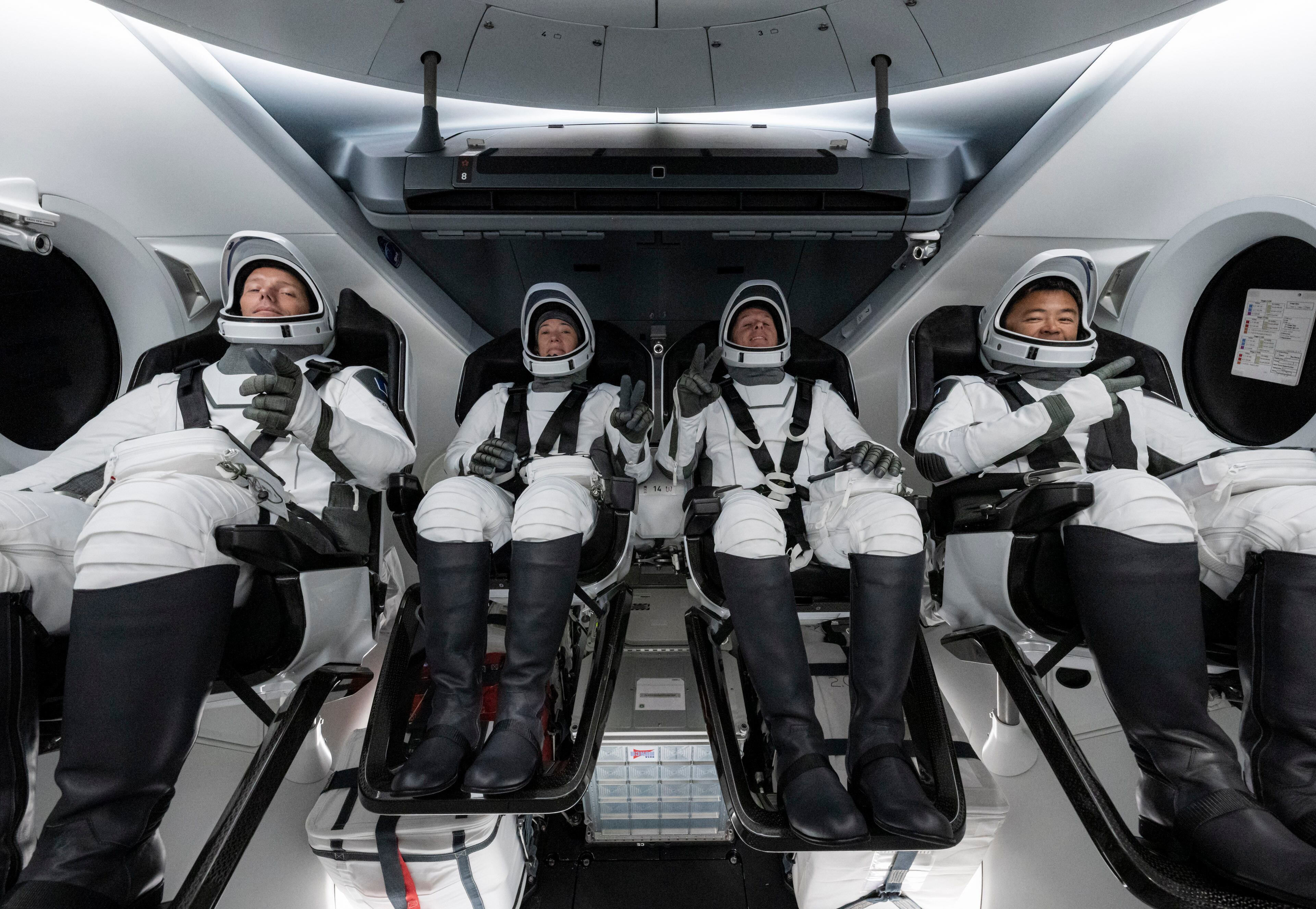 Astronautas abordo del Dragon Crew