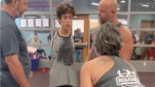 Adolescente sin brazos da lección de tenacidad.