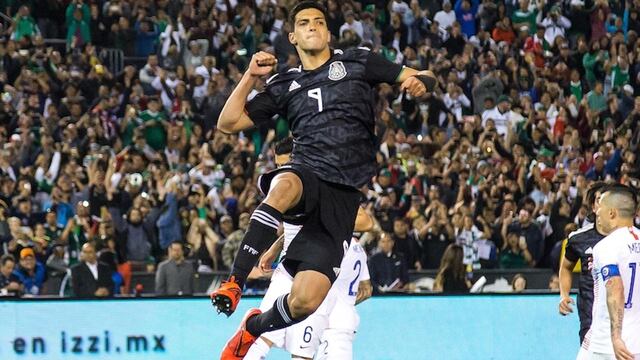 Raúl Jiménez en un partido con la Selección de México
