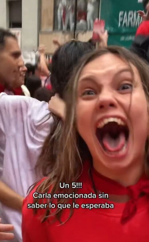 Estudiante celebrando que pasó de cursó